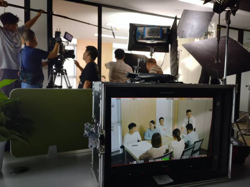 西湖区TVC拍摄公司：科技产品视觉化大师，诠释未来感与功能美学