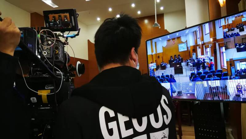 AI生成VS人工创意——西湖区广告片拍摄公司的技术浪漫主义实践